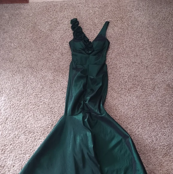 green emerald velvet dress Amazon.com: Xscape Women's Plus Size Off The Shoulder Sweetheart Neckline  Long Lace Dress, Hunter Green, 14W : Clothing, Shoes & Jewelry